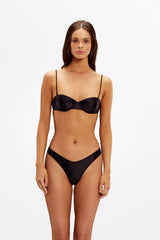 Brazilian bikini bottom in Nero Gloss by Sommer Swim – worn high-waisted by the pool.